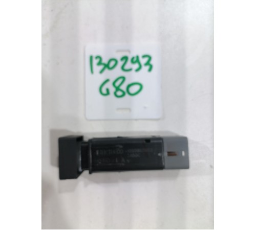 Кнопка открывания двери крышки багажника