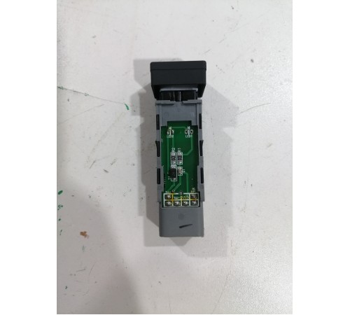 Кнопка открывания двери крышки багажника