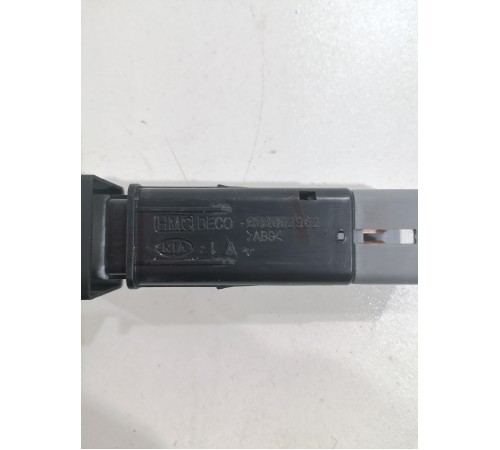 Кнопка открывания двери крышки багажника