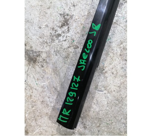 Уплотнитель стекла передний правый внешний