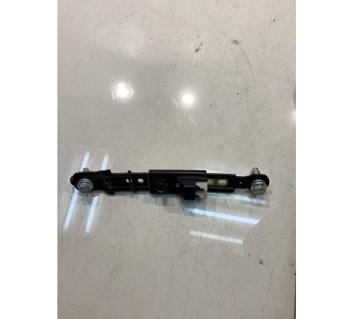 Регулятор высоты ремня безопасности (правый)