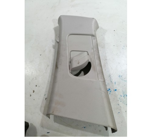 Накладка центральной стойки левая