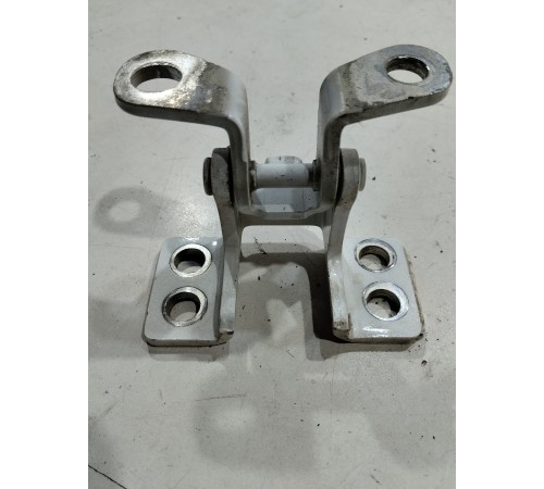 Петля двери багажника