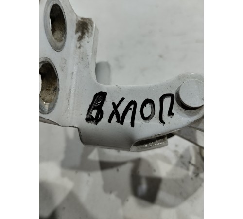 Петля двери багажника