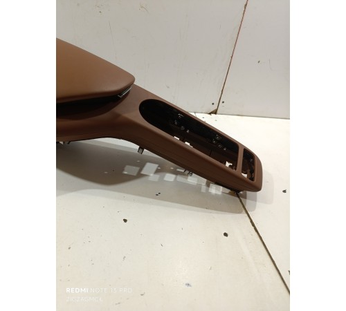 Подлокотник центральной консоли