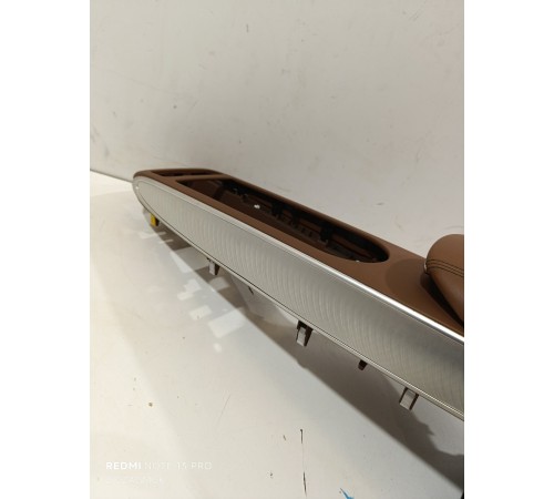 Подлокотник центральной консоли