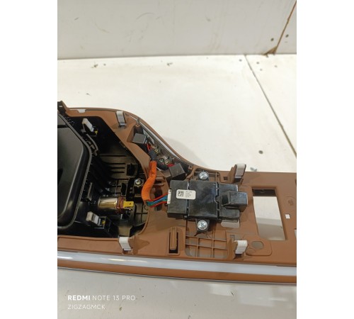 Подлокотник центральной консоли