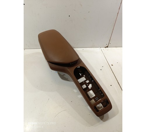 Подлокотник центральной консоли