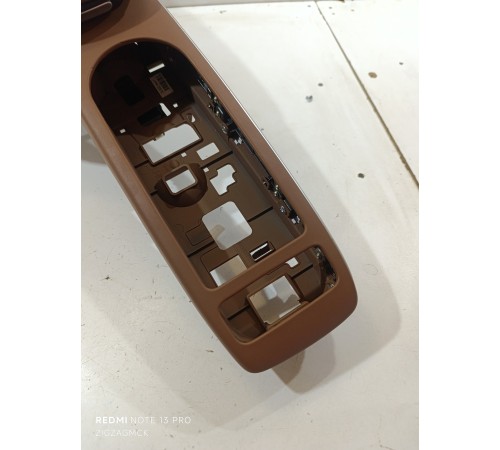 Подлокотник центральной консоли