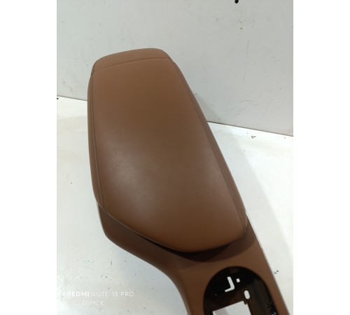 Подлокотник центральной консоли