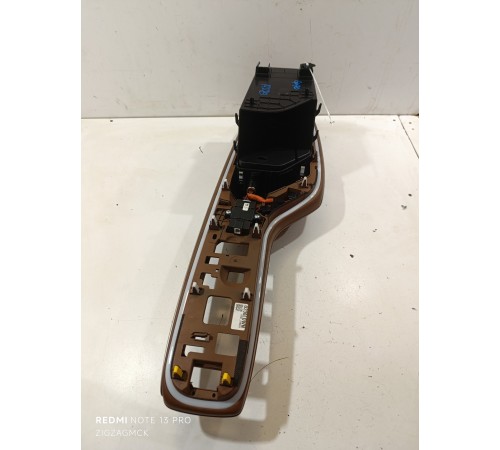 Подлокотник центральной консоли