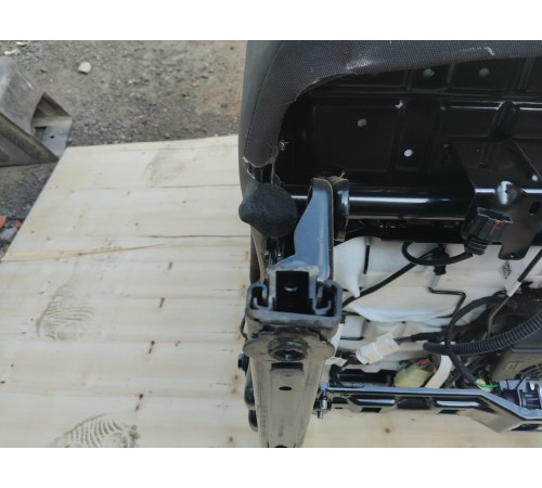 Сиденье переднее левое