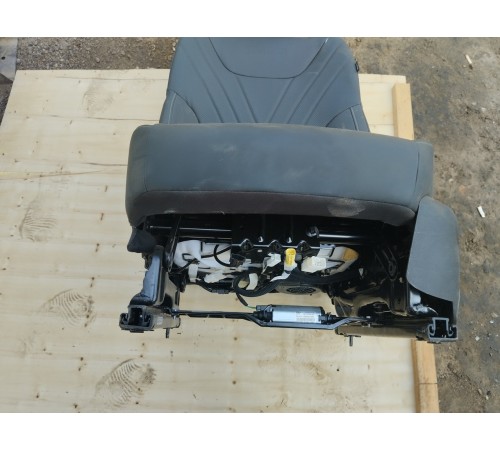 Сиденье переднее левое