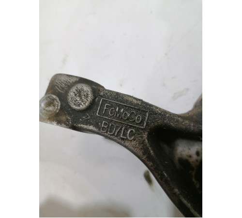 Кулак поворотный передний левый