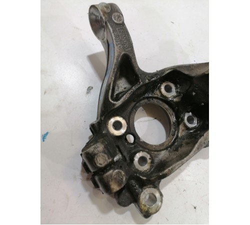 Кулак поворотный передний левый