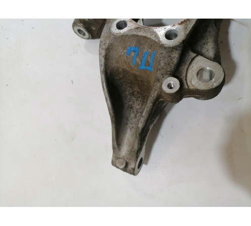 Кулак поворотный передний левый