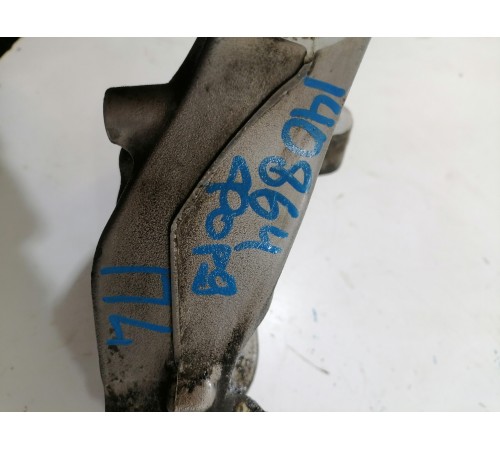 Кулак поворотный передний левый