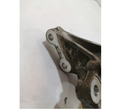 Кулак поворотный передний левый