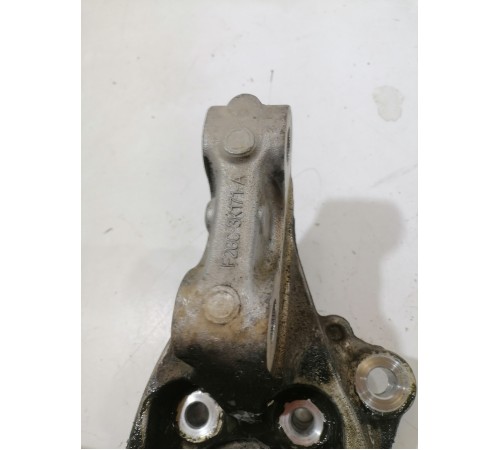 Кулак поворотный передний левый