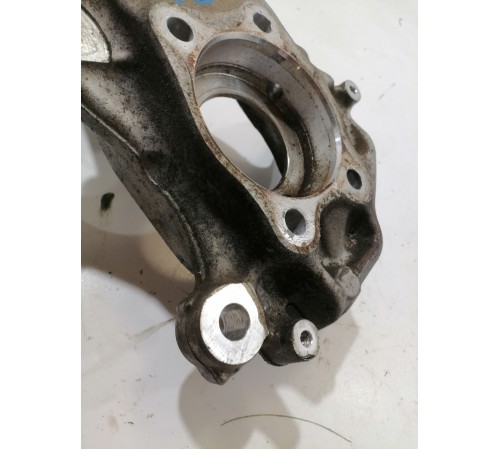 Кулак поворотный передний левый