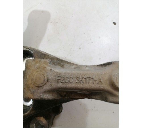 Кулак поворотный передний левый