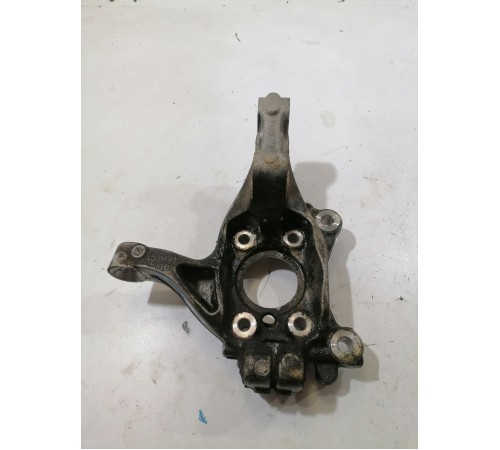 Кулак поворотный передний левый