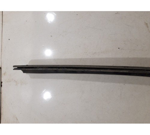 Уплотнитель капота левый