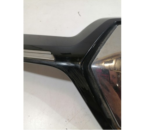 Решетка переднего бампера с эмблемой, накладка