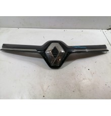 Решетка переднего бампера с эмблемой, накладка