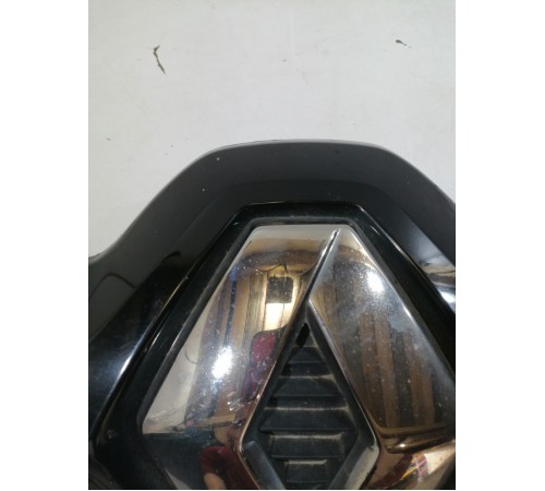 Решетка переднего бампера с эмблемой, накладка