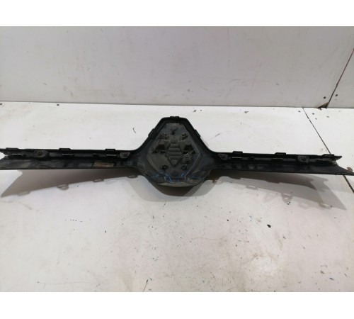 Решетка переднего бампера с эмблемой, накладка