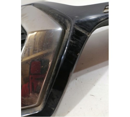 Решетка переднего бампера с эмблемой, накладка