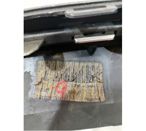 Решетка переднего бампера с эмблемой, накладка