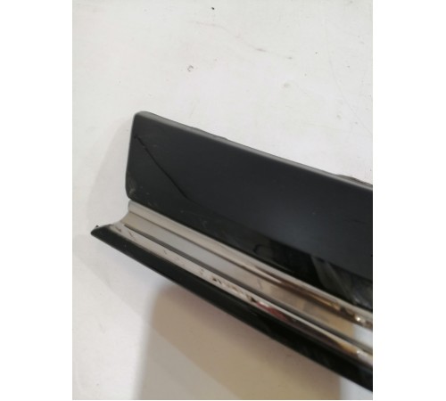 Решетка переднего бампера с эмблемой, накладка