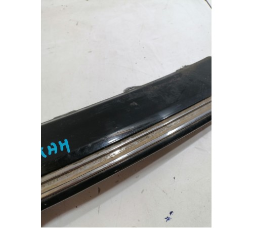 Решетка переднего бампера с эмблемой, накладка