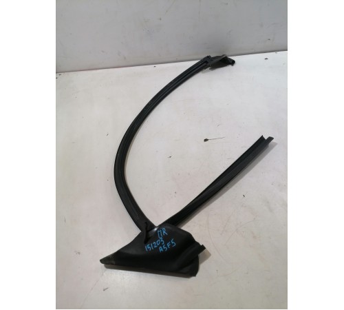 Уплотнитель стекла двери передний правый