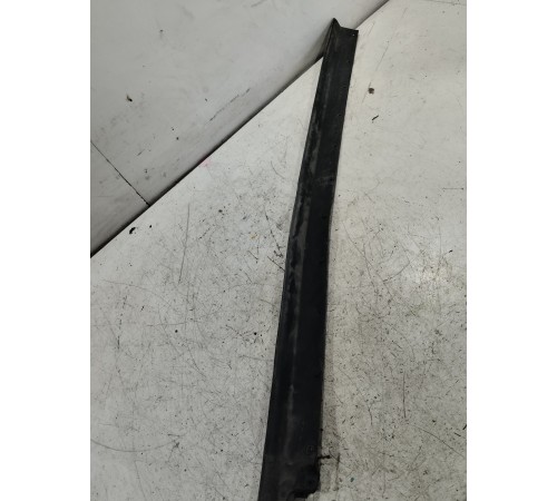 Уплотнитель двери задний правый