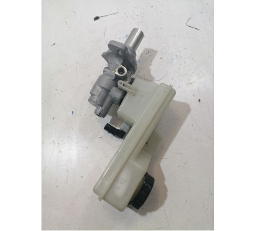 Главный тормозной цилиндр с бачком