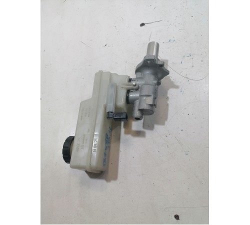 Главный тормозной цилиндр с бачком