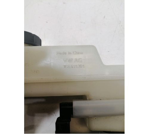 Главный тормозной цилиндр с бачком