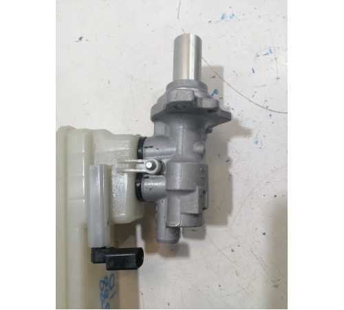 Главный тормозной цилиндр с бачком