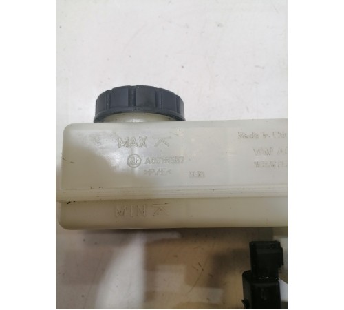 Главный тормозной цилиндр с бачком