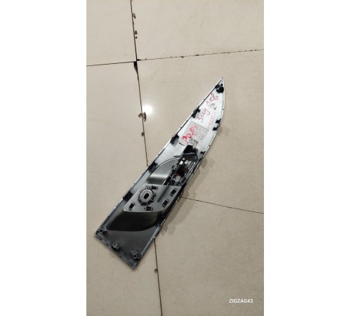 Ручка двери (задняя левая внутренняя)