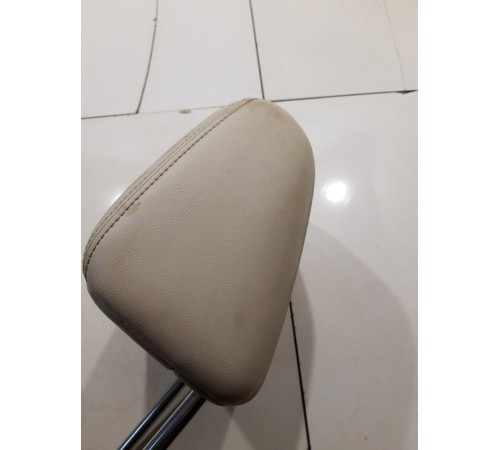 Подголовник сиденья (передний левый)