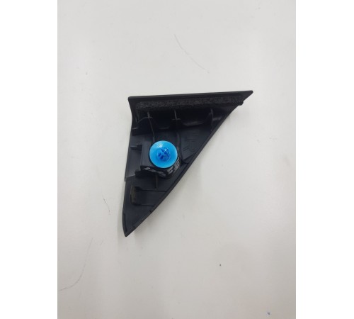 Угол двери передний правый внутренний