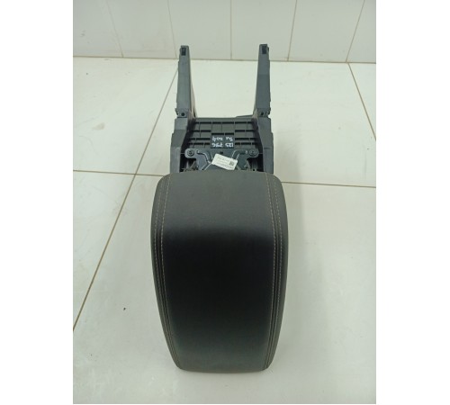 Подголовник центральной консоли