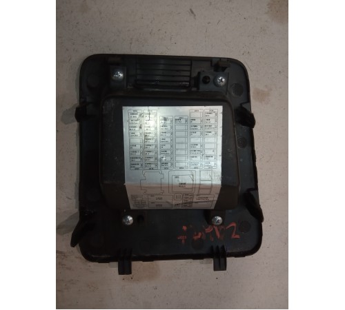 Крышка отсека предохранителей