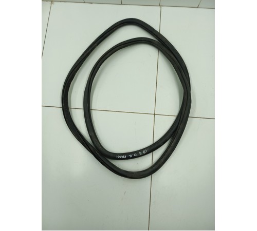 Уплотнитель двери передний правый