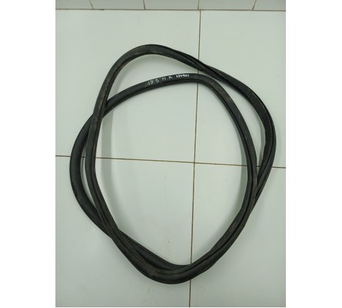 Уплотнитель двери передний правый