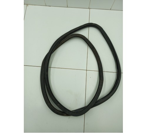 Уплотнитель двери передний правый